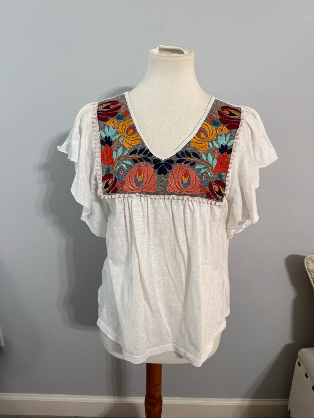 THML White Boho Embroidered V-Neck Flutter Sleeve Top